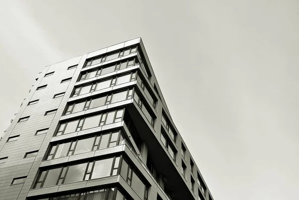 Edifício moderno de apartamentos de luxo. Preto e branco — Fotografia de Stock