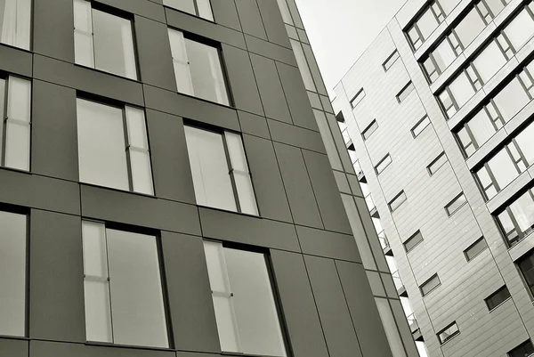 Moderno edificio de oficinas. blanco y negro —  Fotos de Stock