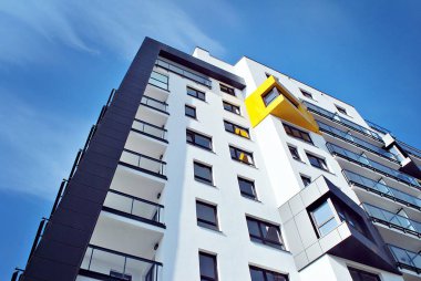 Modern, lüks apartman mavi gökyüzü karşı