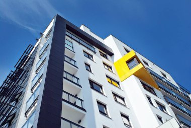 Modern, lüks apartman mavi gökyüzü karşı