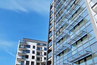 Modern, lüks apartman mavi gökyüzü karşı