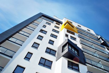 Modern, lüks apartman mavi gökyüzü karşı