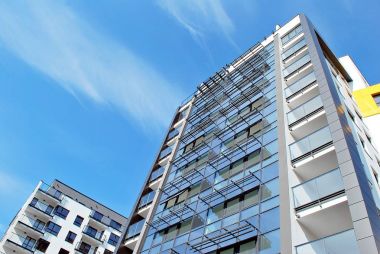 Modern, lüks apartman mavi gökyüzü karşı