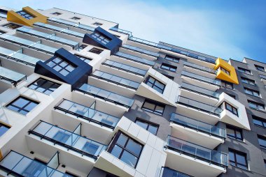 Modern, lüks apartman mavi gökyüzü karşı