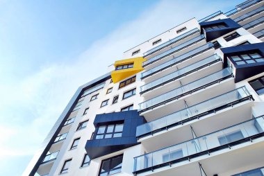 Modern, lüks apartman mavi gökyüzü karşı