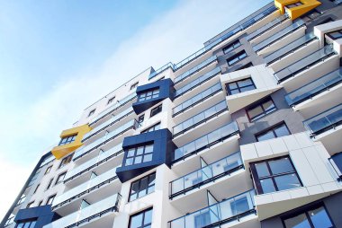Modern, lüks apartman mavi gökyüzü karşı