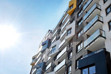 Modern, lüks apartman mavi gökyüzü karşı