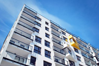 Modern, lüks apartman mavi gökyüzü karşı