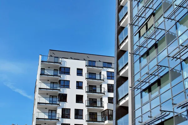 Modern, lüks apartman mavi gökyüzü karşı