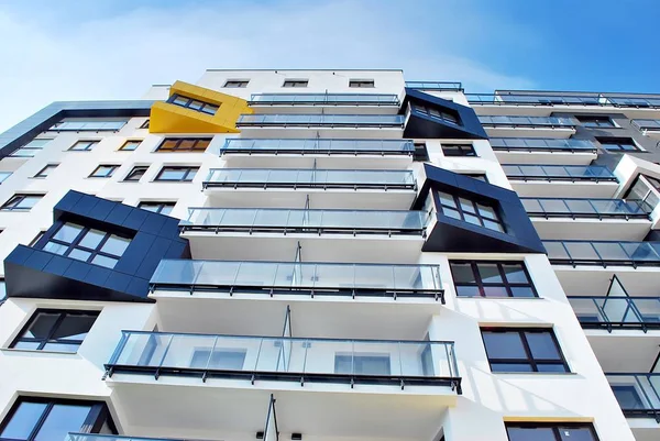 Modern, lüks apartman mavi gökyüzü karşı