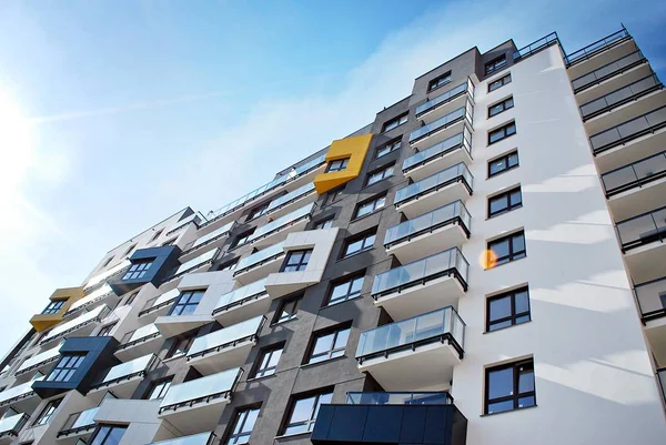 Modern, lüks apartman mavi gökyüzü karşı