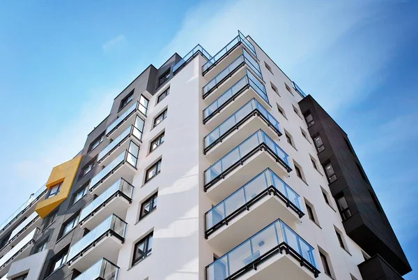 Modern, lüks apartman mavi gökyüzü karşı