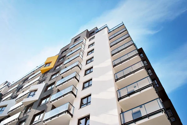 Modern, lüks apartman mavi gökyüzü karşı