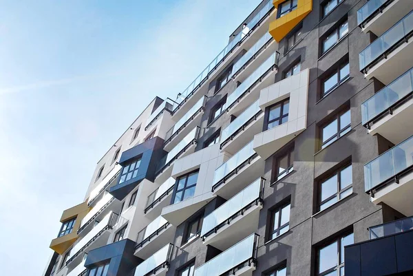 Modern, lüks apartman mavi gökyüzü karşı