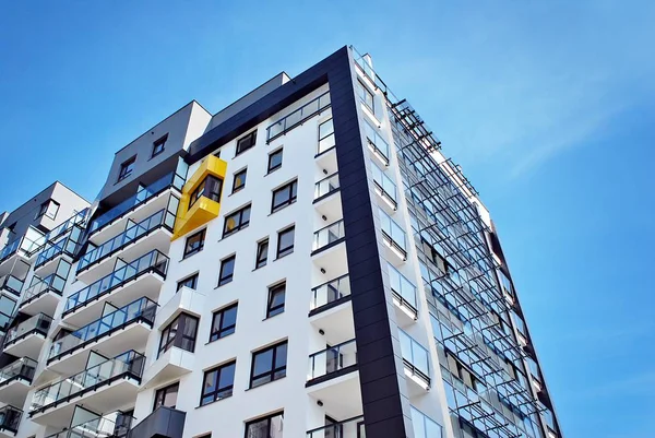 Modern, lüks apartman mavi gökyüzü karşı