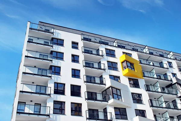 Modern, lüks apartman mavi gökyüzü karşı