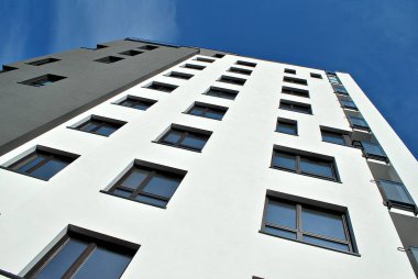 Modern, lüks apartman mavi gökyüzü karşı