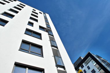 Modern, lüks apartman mavi gökyüzü karşı