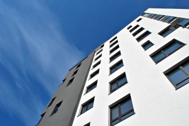 Modern, lüks apartman mavi gökyüzü karşı