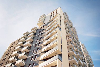 Modern, lüks apartman mavi gökyüzü karşı