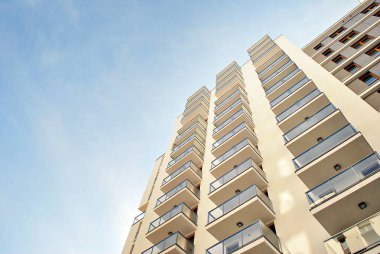 Modern, lüks apartman mavi gökyüzü karşı