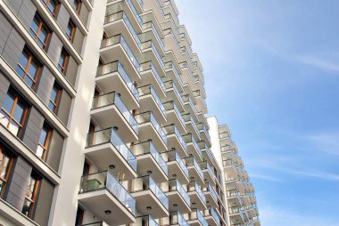 Modern, lüks apartman mavi gökyüzü karşı