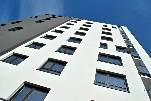 Modern, lüks apartman mavi gökyüzü karşı