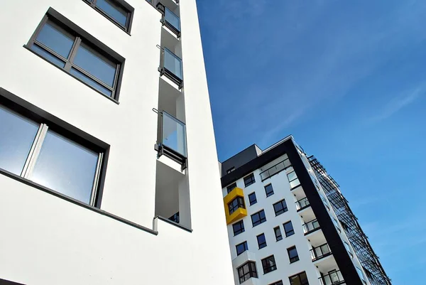 Modern, lüks apartman mavi gökyüzü karşı