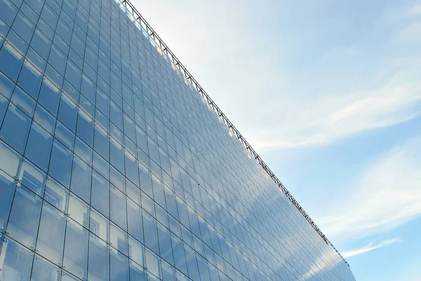 Moderno edificio de apartamentos de lujo contra el cielo azul —  Fotos de Stock