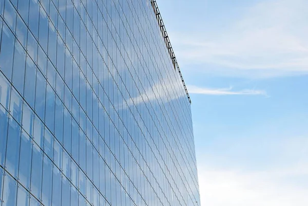 Moderno edificio de apartamentos de lujo contra el cielo azul — Foto de Stock