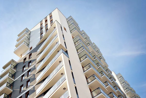 Modern, lüks apartman mavi gökyüzü karşı
