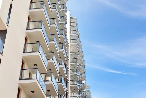 Modern, lüks apartman mavi gökyüzü karşı — Stok fotoğraf