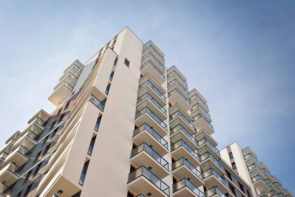 Modernes, luxuriöses Appartementhaus vor blauem Himmel — Stockfoto