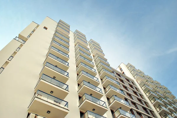 Modern, luxus apartman épület ellen, blue sky — Stock Fotó