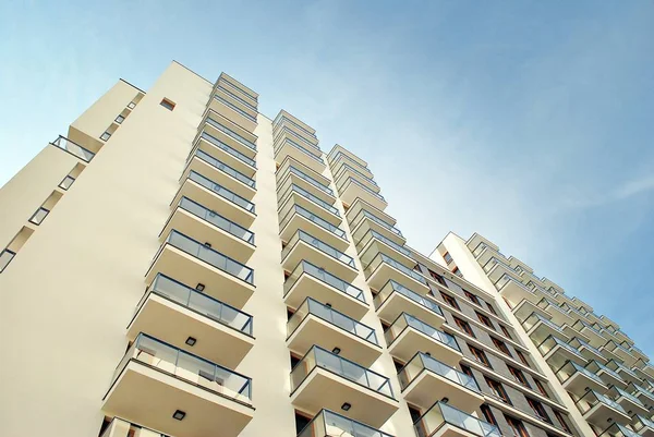 Modern, lüks apartman mavi gökyüzü karşı