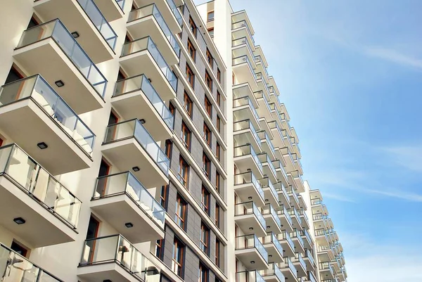 Modern, lüks apartman mavi gökyüzü karşı