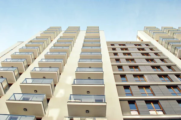 Modern, lüks apartman mavi gökyüzü karşı