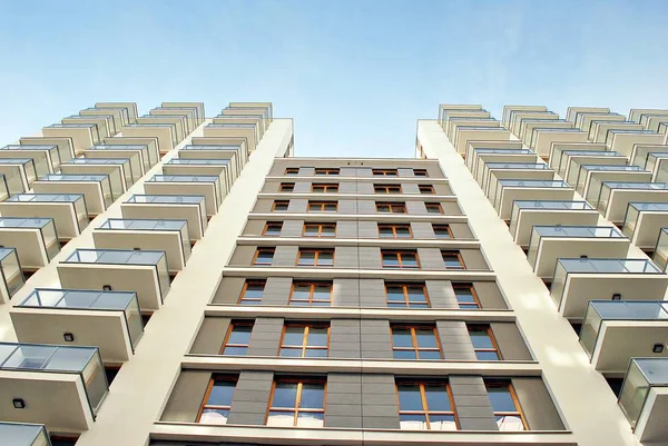 Modern, lüks apartman mavi gökyüzü karşı