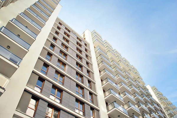 Modern, lüks apartman mavi gökyüzü karşı