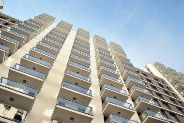 Modern, lüks apartman mavi gökyüzü karşı