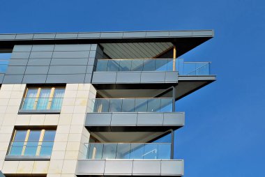 Modern, lüks apartman mavi gökyüzü karşı