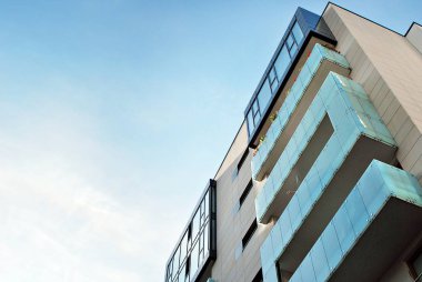 Modern, lüks apartman mavi gökyüzü karşı