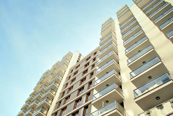 Modern, lüks apartman mavi gökyüzü karşı