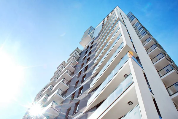 Moderno edificio de apartamentos de lujo contra el cielo azul —  Fotos de Stock