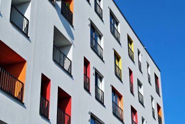 Modern, lüks apartman mavi gökyüzü karşı