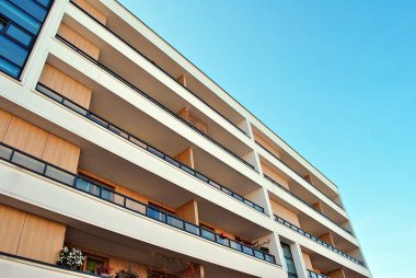 Modern, lüks apartman mavi gökyüzü karşı