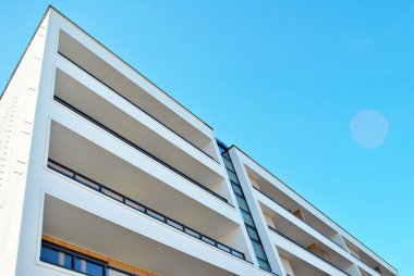 Modern, lüks apartman mavi gökyüzü karşı