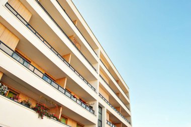 Modern, lüks apartman mavi gökyüzü karşı