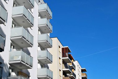 Modern, lüks apartman mavi gökyüzü karşı