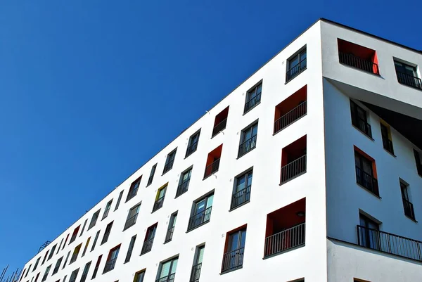 Moderna, lyxiga lägenhetsbyggnad mot blå himmel — Stockfoto